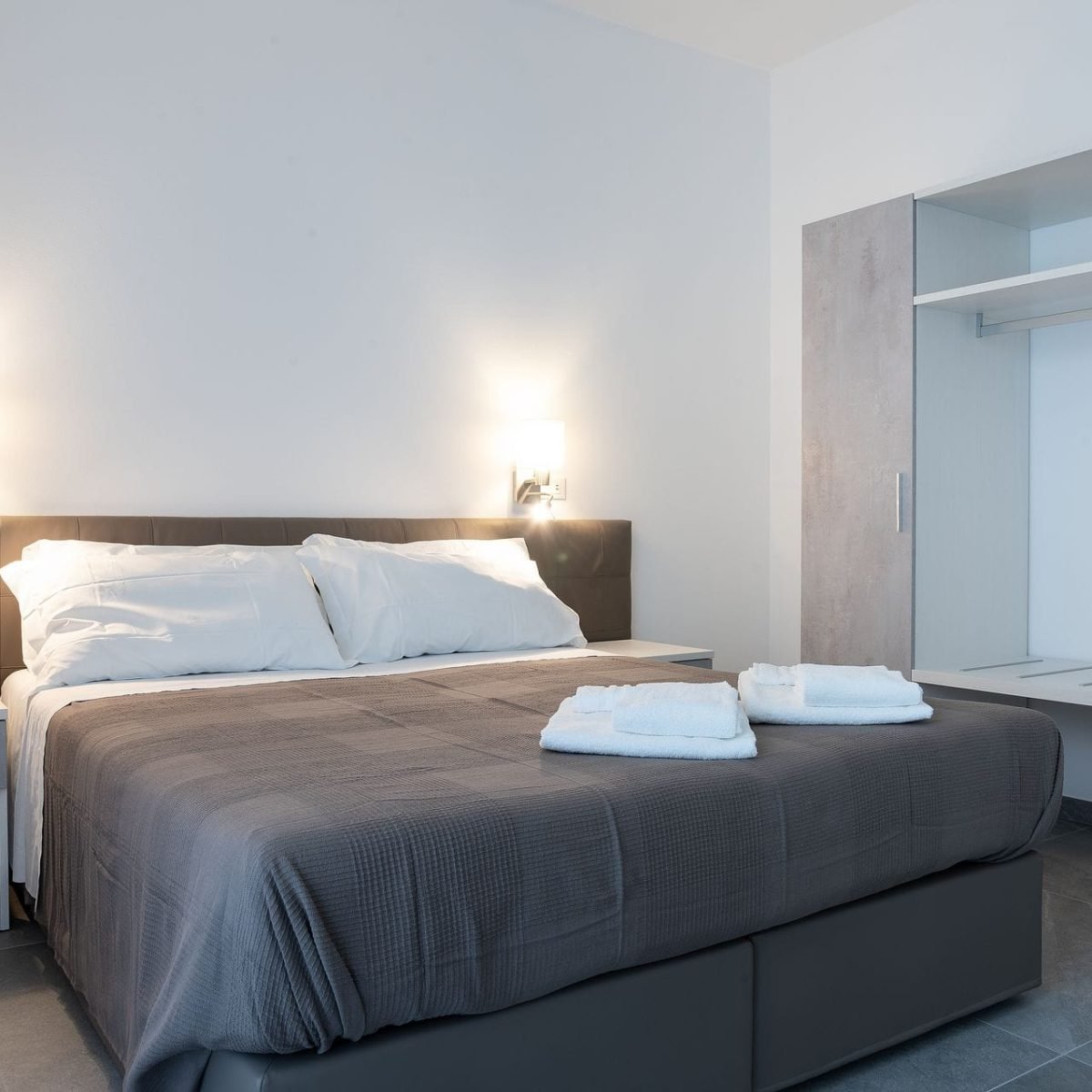 du lac apartments Desenzano del Garda Italy apartments app