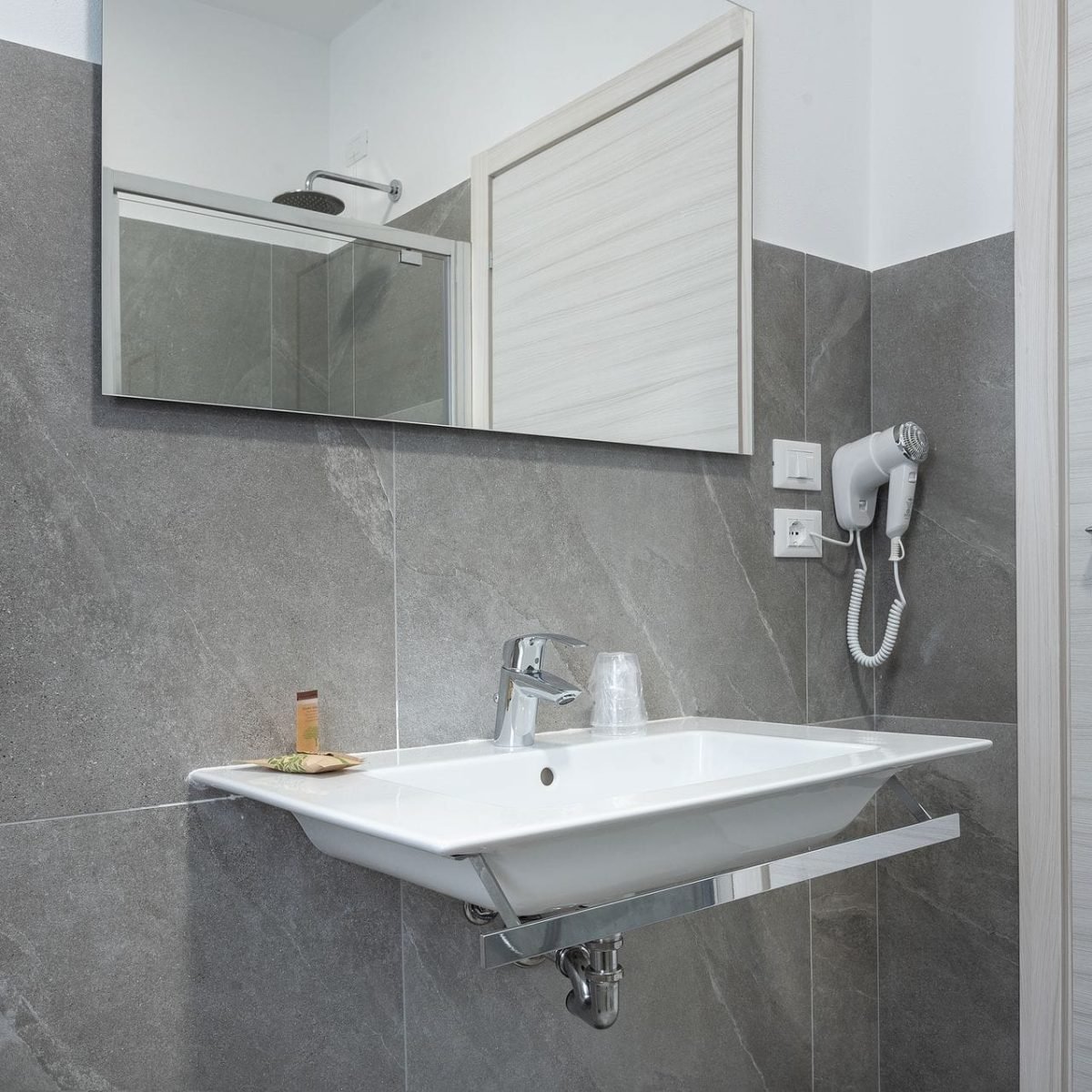 du lac apartments Desenzano del Garda Italy apartments bathroom